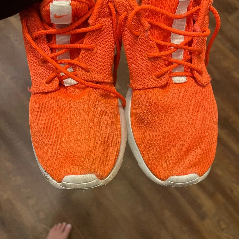 NIKE Roshe Orange Athletic Shoes Women 7